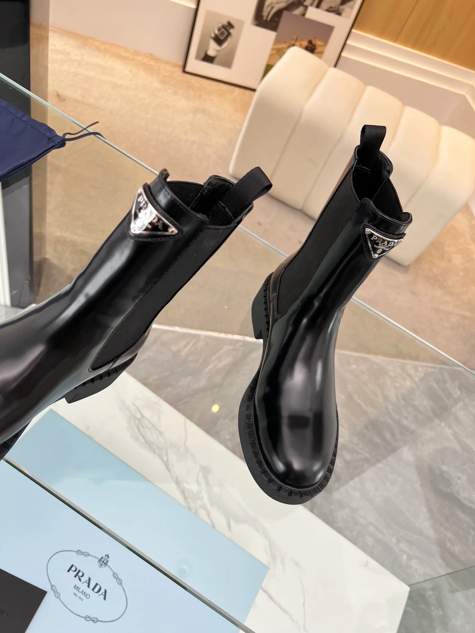 👟👟Ex-factory price 640👟👟 Top quality🔝2023 SSS launches Prada short boots series🌲🌲 🆚🆚🆚 💥PRADA's early autumn and winter T-stage catwalk show is the same style as "Dreams never sleep". Prada can use it on important occasions. The fresh style has a little extravagant feeling, and it is perfect on the feet. 💃💃Wear it with these shoes. Elegant, crystal clear, and various accessories and materials are exclusively customized one-to-one, so that there is no distance from the original version. The entire series is a combination of exciting and unexpected elements, allowing you to appreciate the ever-changing style of the Prada girl. 1⃣ Upper: Imported calfskin 🔴Cow patent leather ����Open edge beaded cowhide 🔴Inner lining: Imported sheepskin lining 3⃣Outsole: Original Italian outsole Color supply, code number 35-41